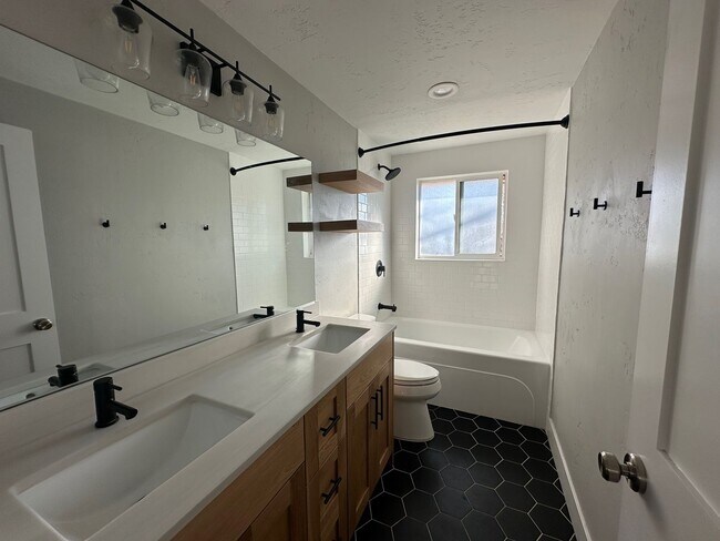 Building Photo - Orem Duplex - Upstairs