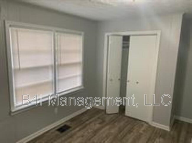 Building Photo - 205 Porter St SW