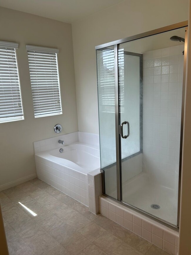 Building Photo - Spacious home in University Park