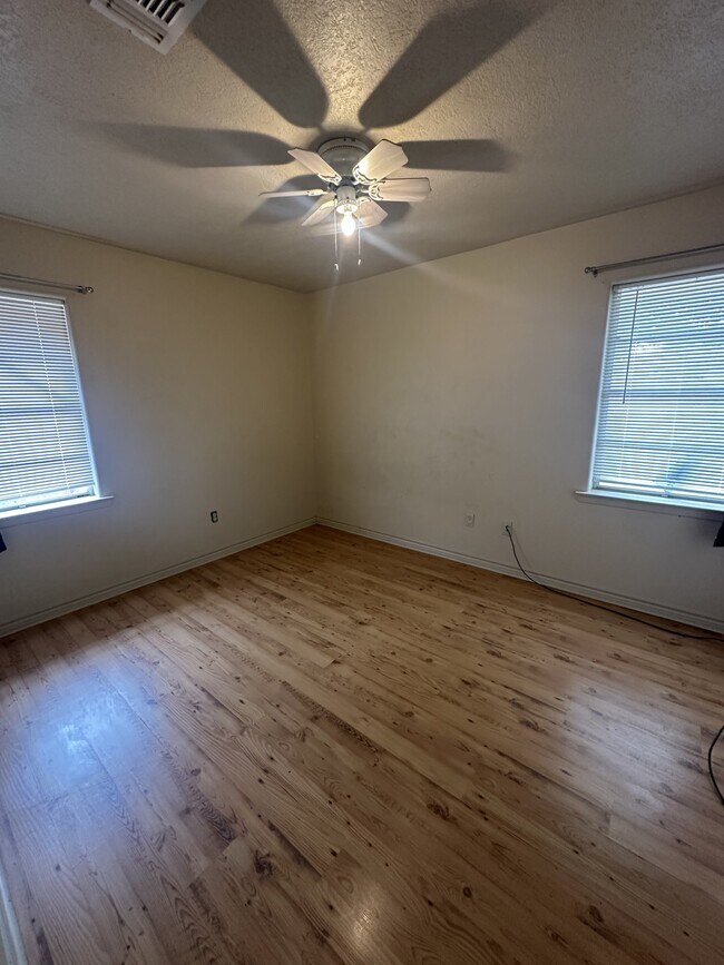 Building Photo - 1206 Tom Dee St