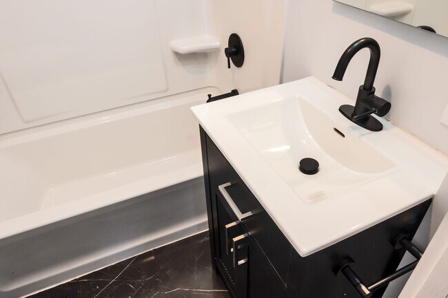 Building Photo - Remodeled 3 Bedroom 1 Bath home Ready for Move in!