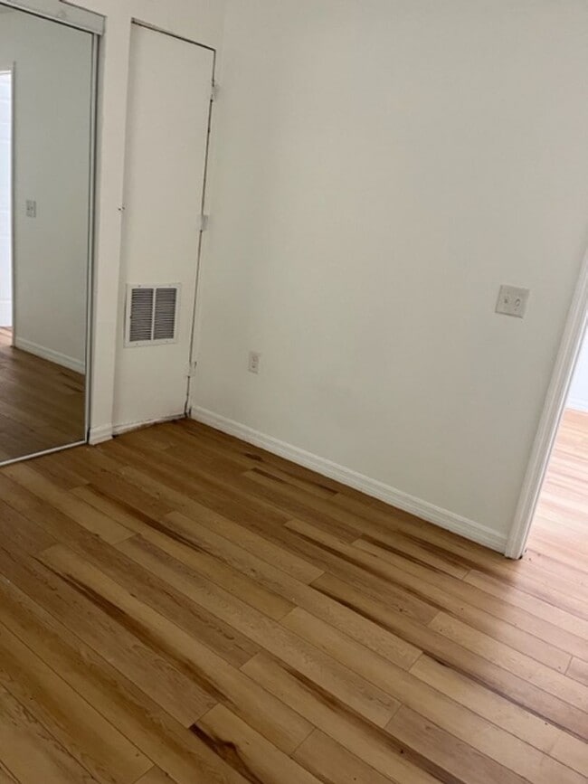 Building Photo - 2 Bdrm 1 Bath Apartment in Bradenton, FL