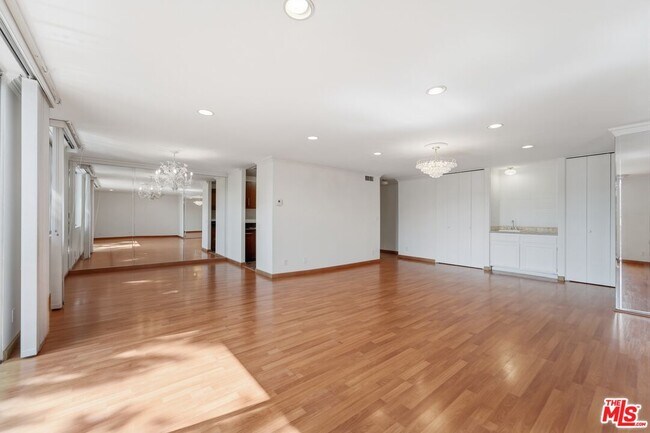 Building Photo - 100 S Doheny Dr