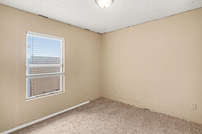 Building Photo - Charming 3-1-1 in S Dallas