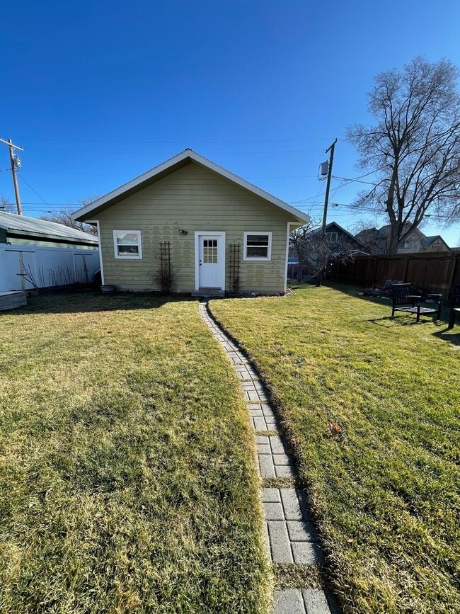 Building Photo - CHARMING HOME IN GREAT LOCATION!