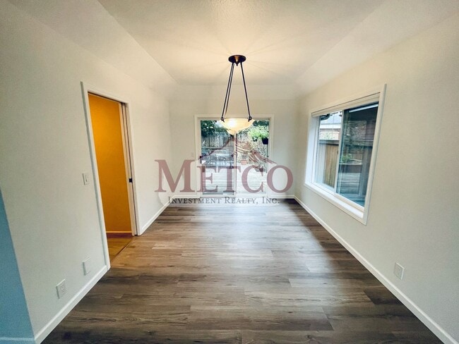 Building Photo - Beautiful 4 bedroom, 3 Bath House in Desirable Gilham Neighborhood!