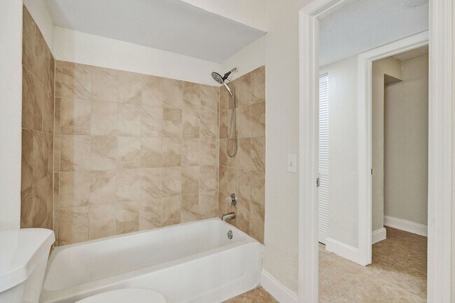 Building Photo - Remodeled 2 Bedroom / 2 Bathroom Condo with Lake View – Great Location