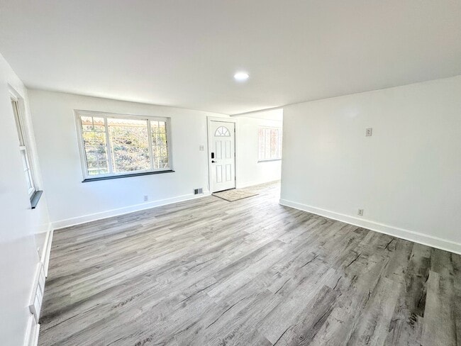 Building Photo - 1607 Girard Ave