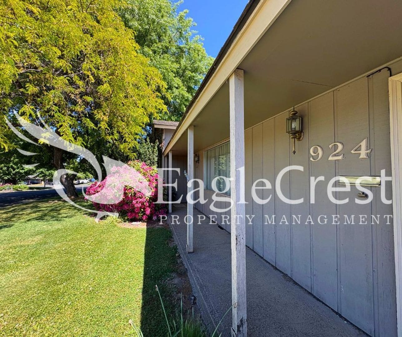 Building Photo - 3 Bedroom 2 Bathroom Single Family Home With Great Outdoor Space!!