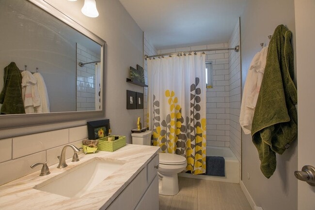 Building Photo - Charming 3-Bedroom Home on a Spacious Corn...