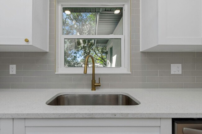 Building Photo - 2710 Boca Ciega Dr N