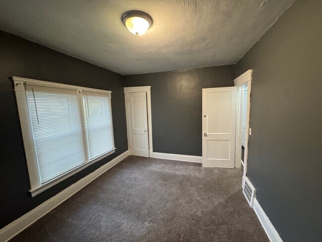 Building Photo - Charming 3-Bedroom Property in Prime Location