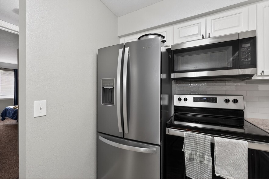 Building Photo - 13085 W Cedar Dr