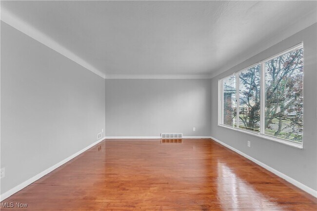 Building Photo - 10725 Vernon Ave