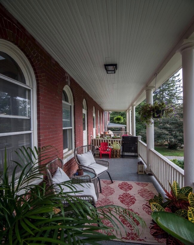 Building Photo - 7106 Maple Ave