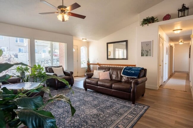 Building Photo - 1912 Oregon Ave