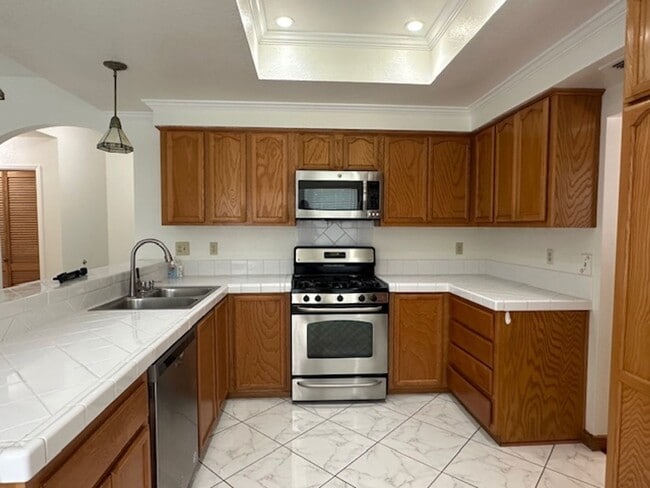 Building Photo - Spacious 5-Bedroom Home with Modern Amenit...