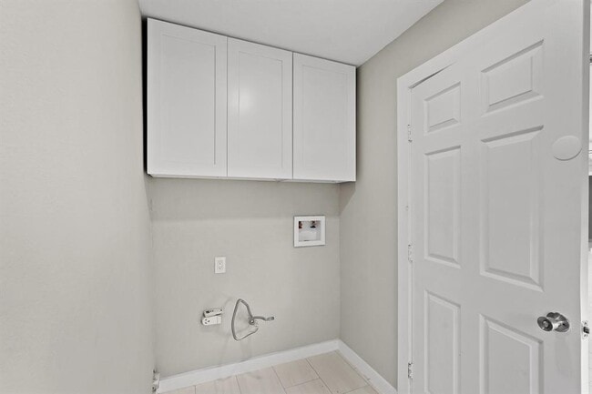 Building Photo - 10811 Tupper Lake Dr