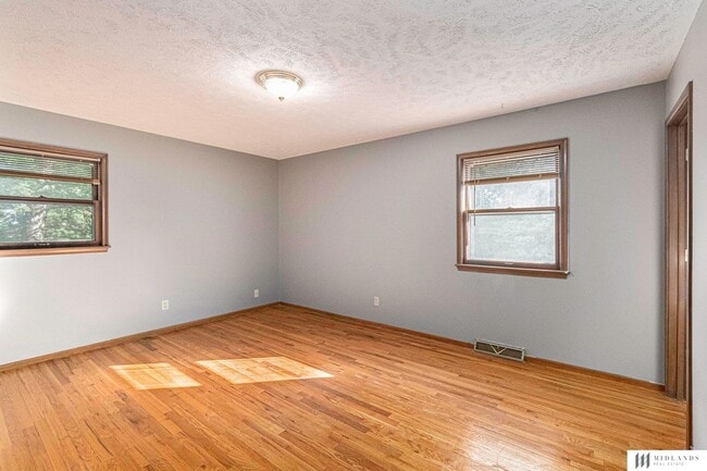 Building Photo - 7208 Pine Dr