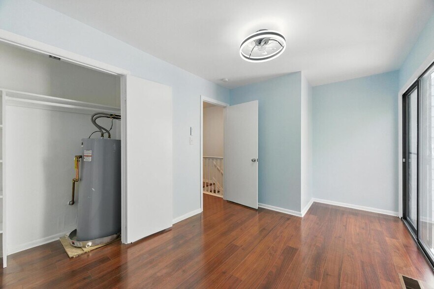 Building Photo - 233 Mill Point Dr