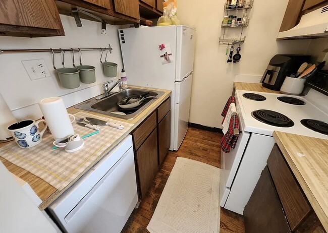 Building Photo - No Brokers Fee Unit in Beacon Hill Top Floor, Big bedrooms, Roof Deck, Laundry on a Site