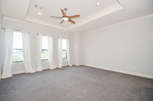 Building Photo - 748 W 16th St