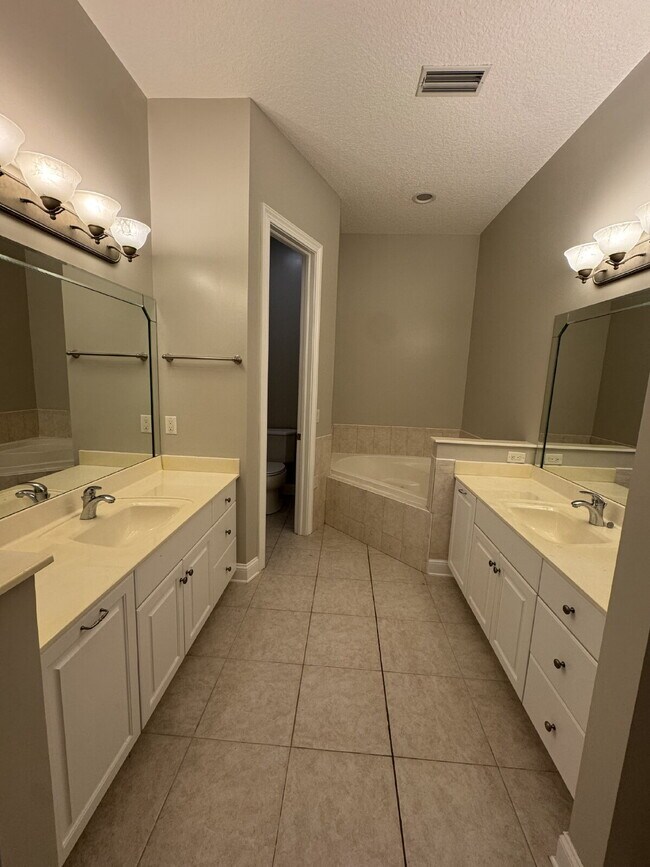 Building Photo - 4 bedroom 4 bath in gated community in Ora...