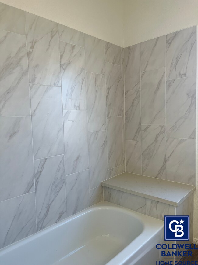 Building Photo - 4 Bedrooms 2 Bathroom home available in Victorville!!