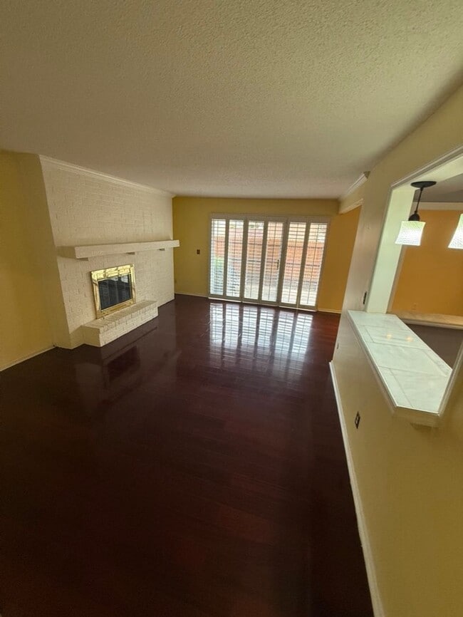 Building Photo - Fantastic Centrally Located Condo