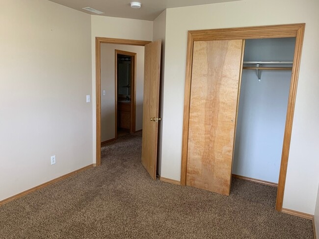 Building Photo - 404 River Ave