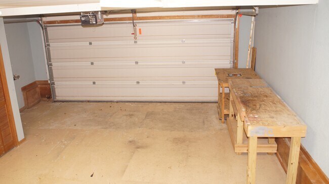 Building Photo - 1221 Clearwater Ln