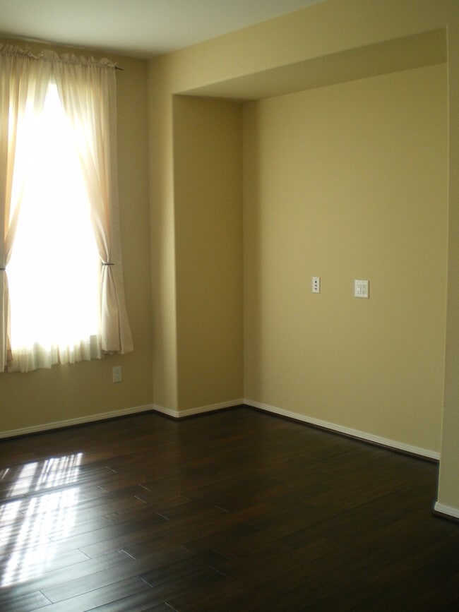 Building Photo - Spacious 4 Bedroom Townhome in Airoso of Carmel Valley