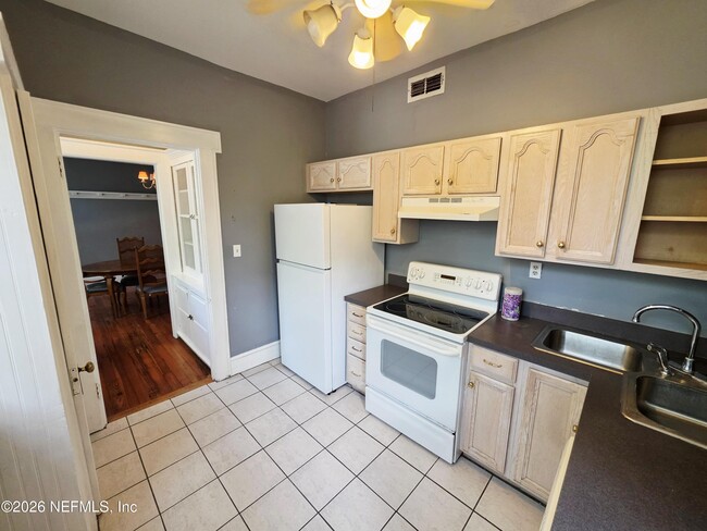 Building Photo - 146 W 6th St