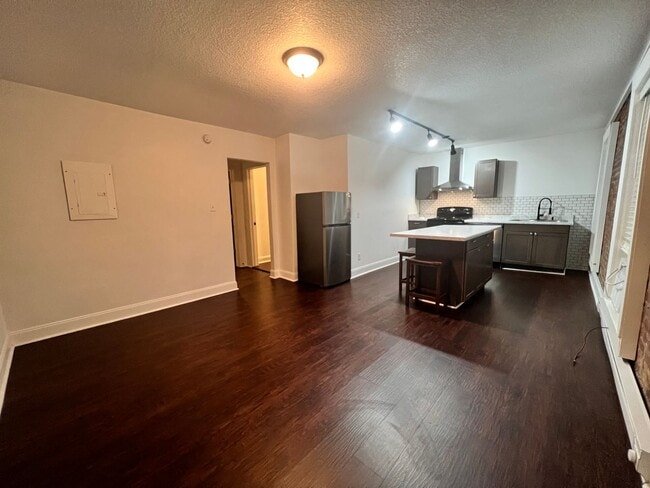 Building Photo - Newly renovated one bedroom available for ...