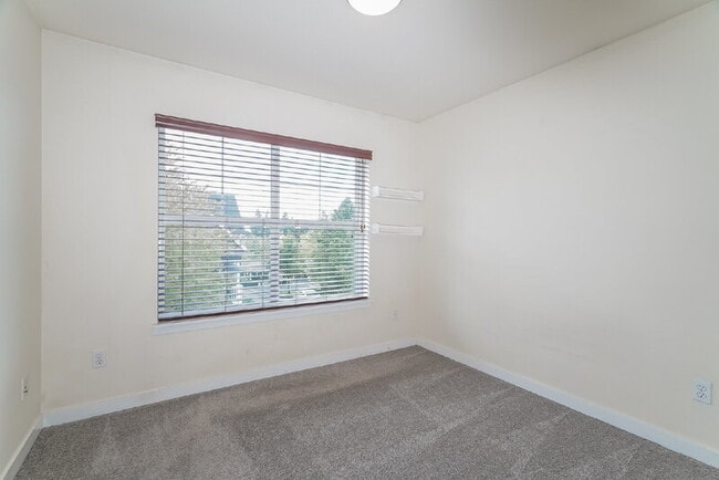 Building Photo - 2400 NE Park Dr