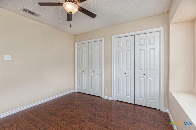 Building Photo - 1102 August Dr