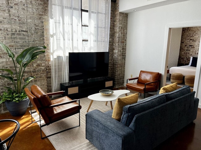 Building Photo - 527 St Joseph St