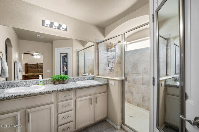 Building Photo - 3825 Loma Reina