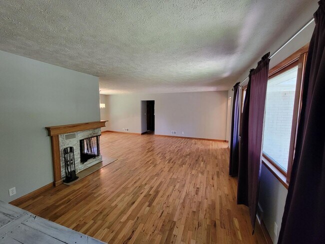 Building Photo - 3 bedroom house 1.5 bathroom