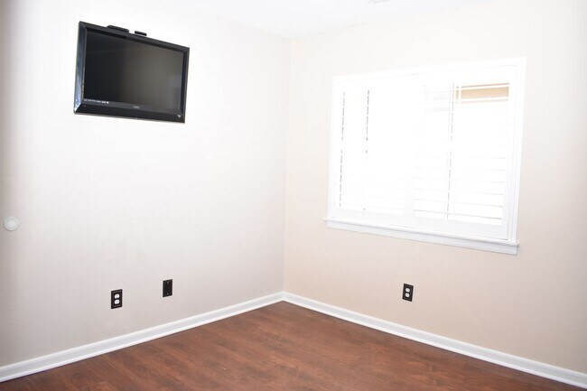 Building Photo - 3 bd 2.5 ba, Condo With Community Pool (Chula Vista, 91910)