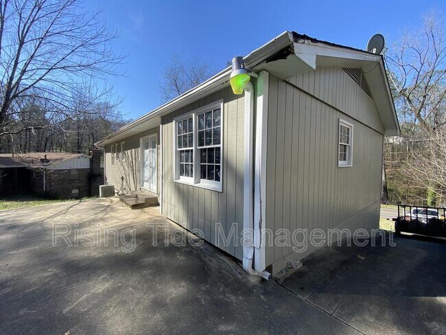 Building Photo - 1505 Pine Tree Dr