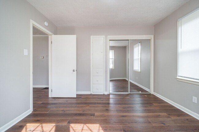 Building Photo - Updated 2 Bedroom Ranch with Sunroom & Garage!