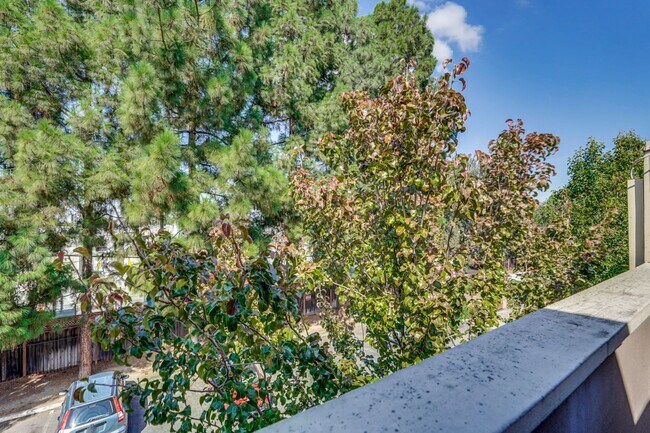Building Photo - 2 bed 2 bath condo