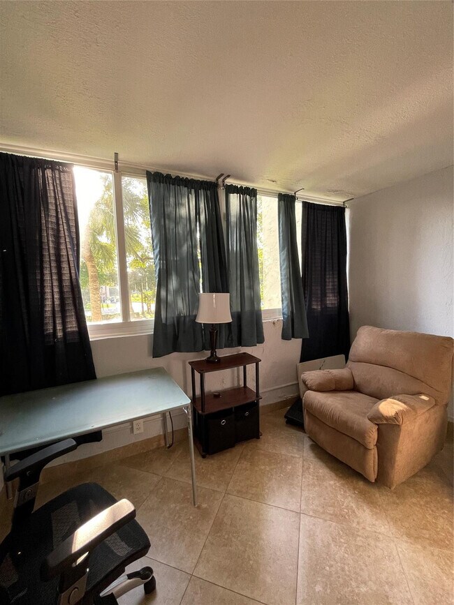 Building Photo - 6075 N Sabal Palm Blvd