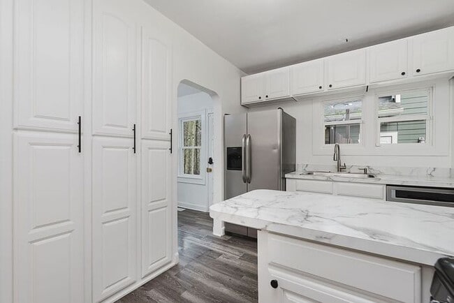 Building Photo - Charming, Fully Updated Broad Ripple Gem!