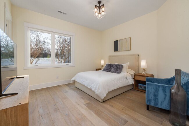 Building Photo - Modern 4-bedroom, 3 bathroom in the heart of Durham