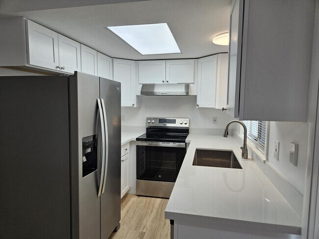 Building Photo - Remodeled 2/1.5 Townhome in a Quiet Fourplex