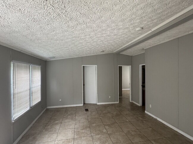 Building Photo - "Charming 3-Bed Oasis in Gibsonton – 1,235 Sq. Ft. of Cozy Living!"