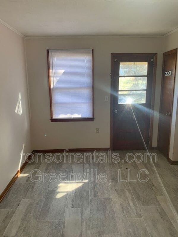 Building Photo - 111 Pineview Rd