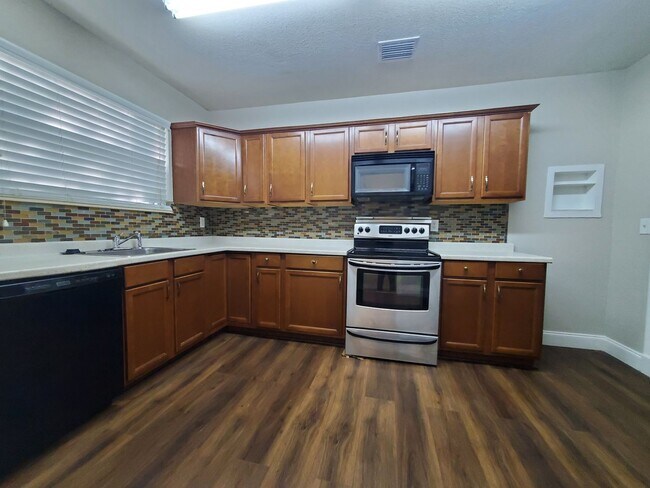 Building Photo - Charming Three bedroom one bath with huge backyard